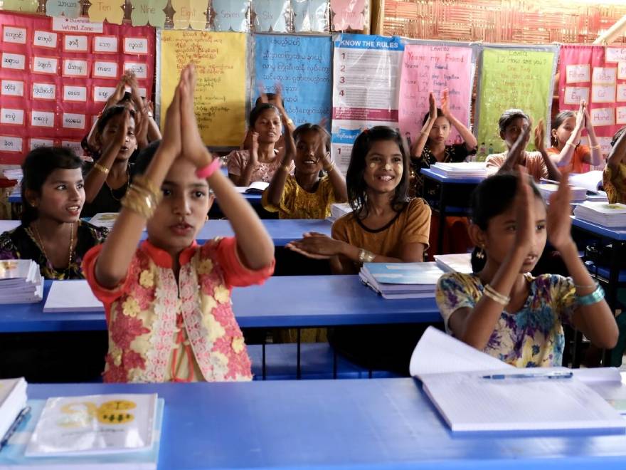 Niñas rohingya de vuelta en el colegio