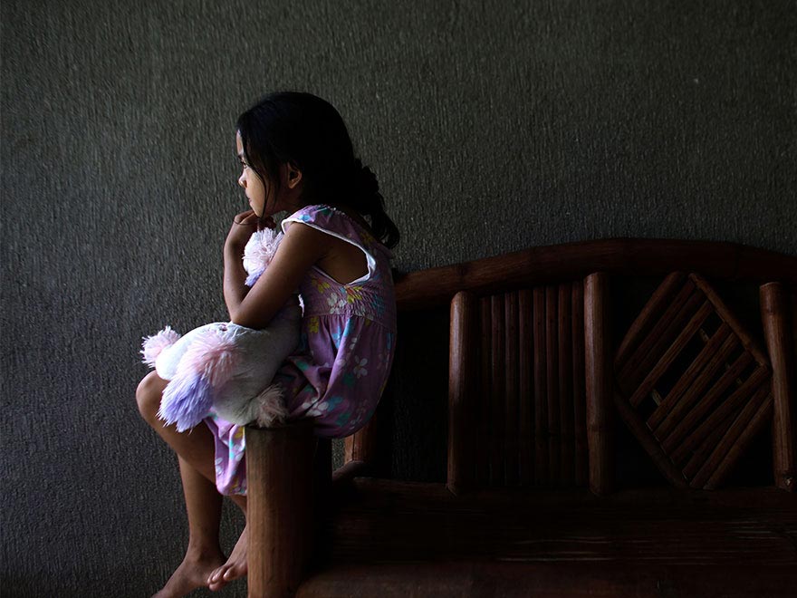 Imagen de una niña sentada