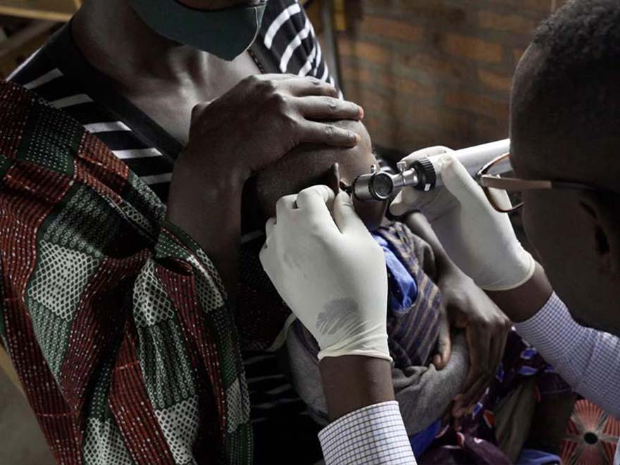 Imagen de un médico revisando a un bebé