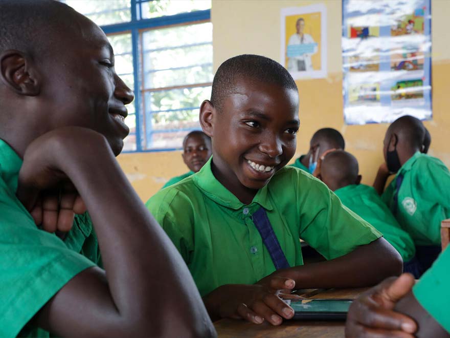 Imagen de un niño con discapacidad en la escuela