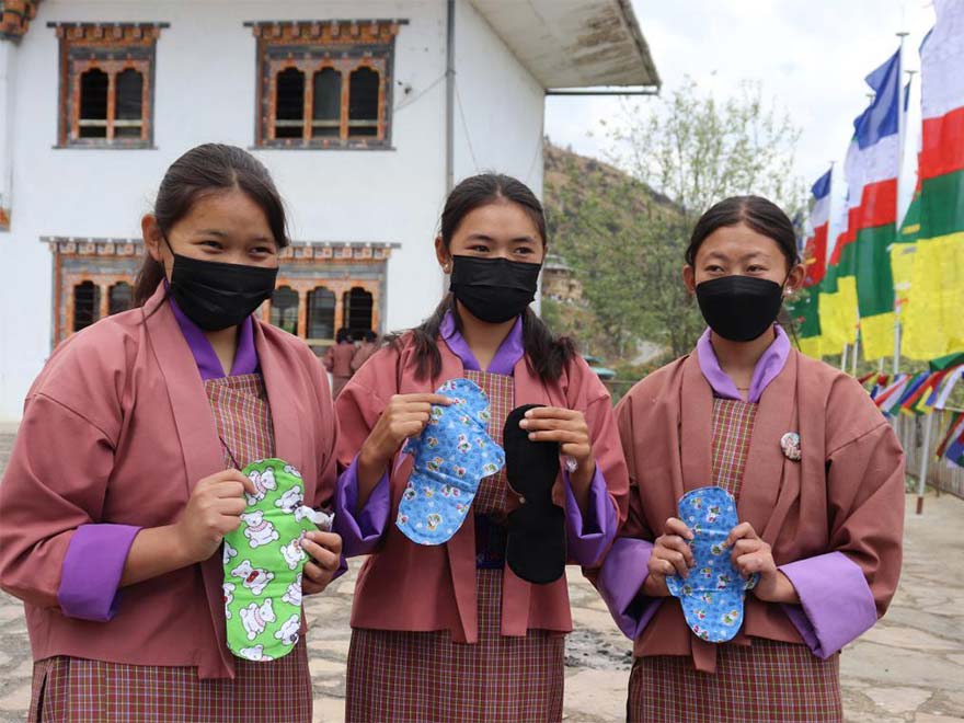 Imagen de un grupo de chicas sosteniendo unas compresas