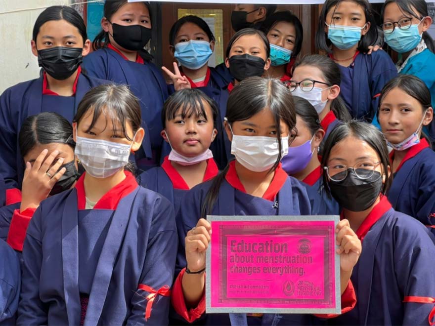 Imagen de una niña con un cartel