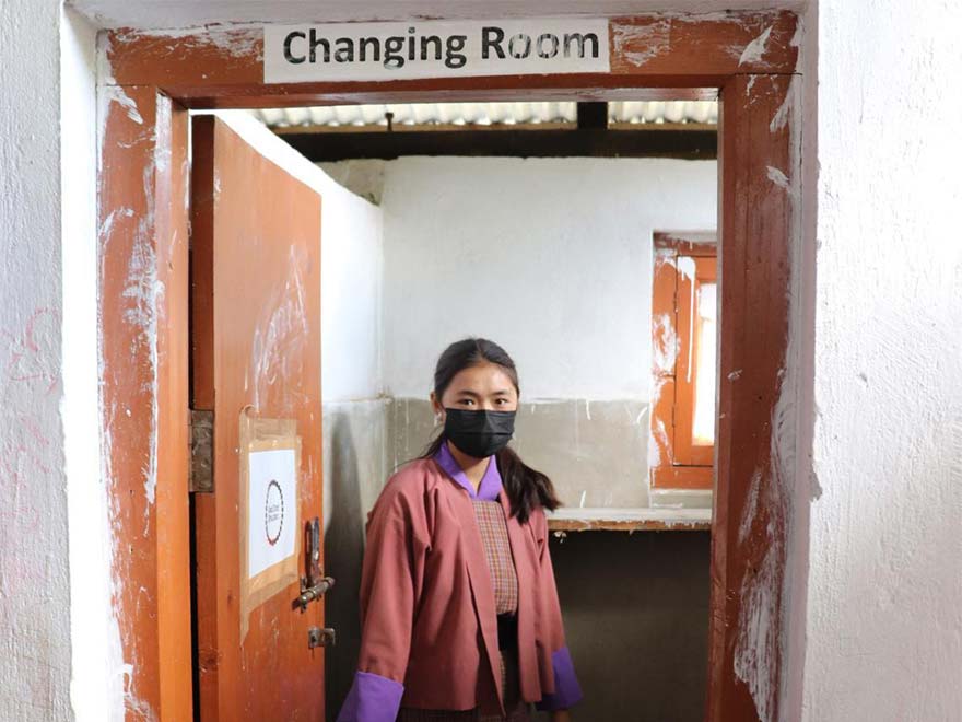 Imagen de una niña en un vestuario