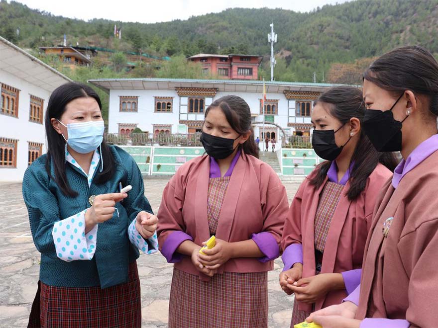 Imagen de una coordinadora con un grupo de chicas