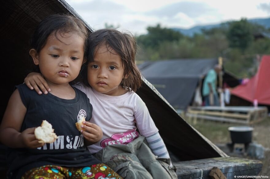 Terremoto y tsunami en Indonesia: un mes después, miles de niños siguen sin hogar y fuera de la escuela, y necesitan apoyo humanitario 