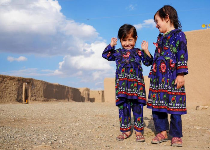 Parwana se ha recuperado de la desnutrición, junto a su hermana sonríe en Afganistán.