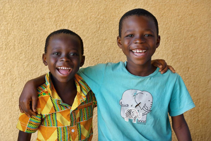 En Costa de Marfil, dos niños juegan a la salida del hospital donde se tratan los casos de desnutrición.