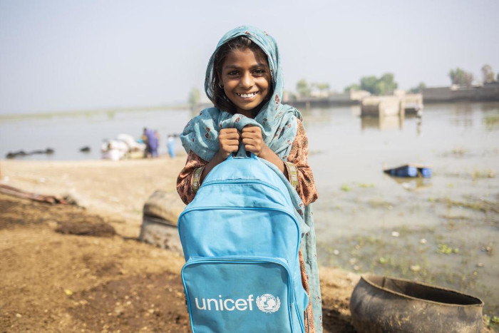 Una niña estudia en un centro temporal de aprendizaje de UNICEF en Pakistán.