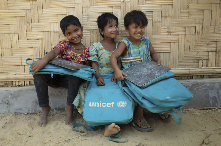 Imagen de unas niñas rohingya con mochilas de UNICEF