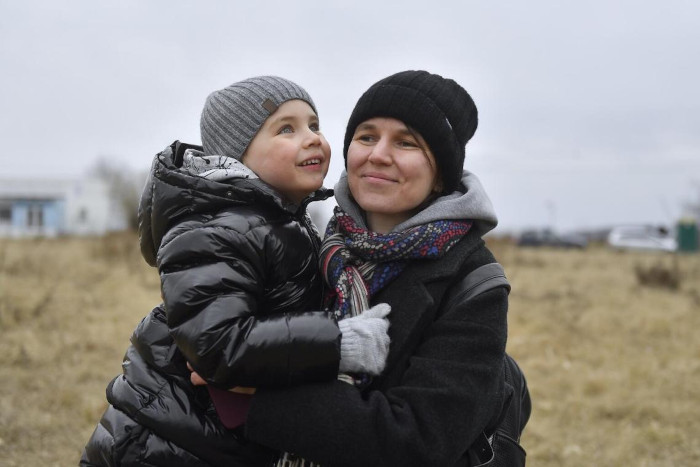 Una madre y su niño, desplazados de su país por la guerra en Ucrania. 