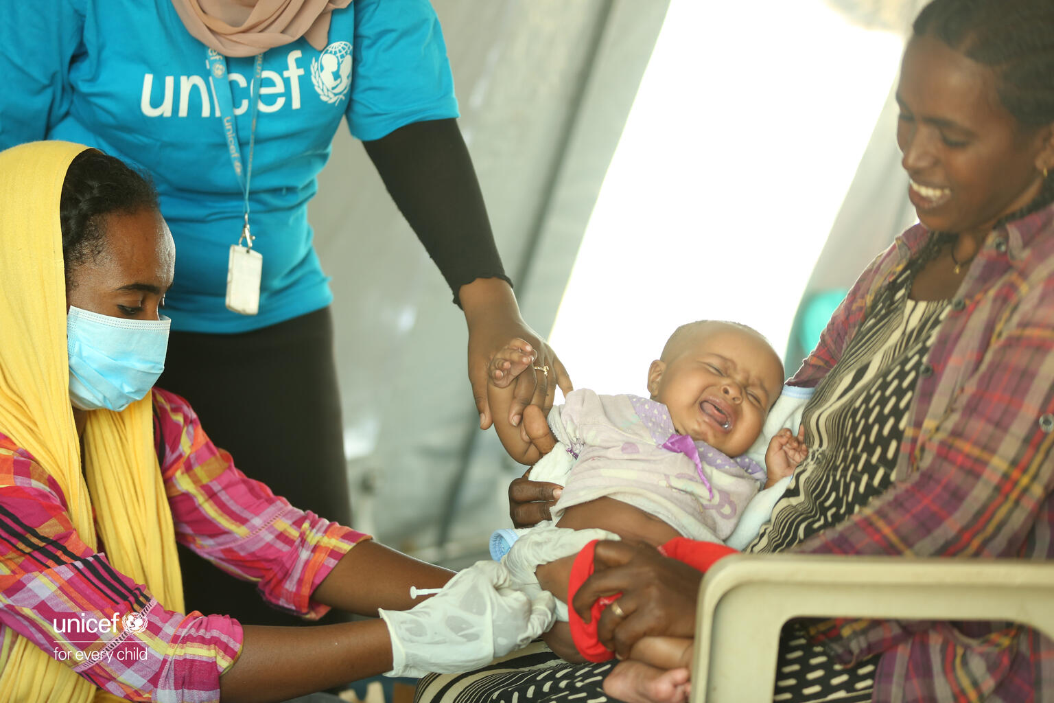 Un bebé es vacunado en Iberia