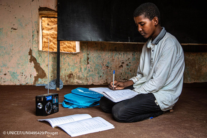 Un estudiante de Mauritania aprendiendo a distancia