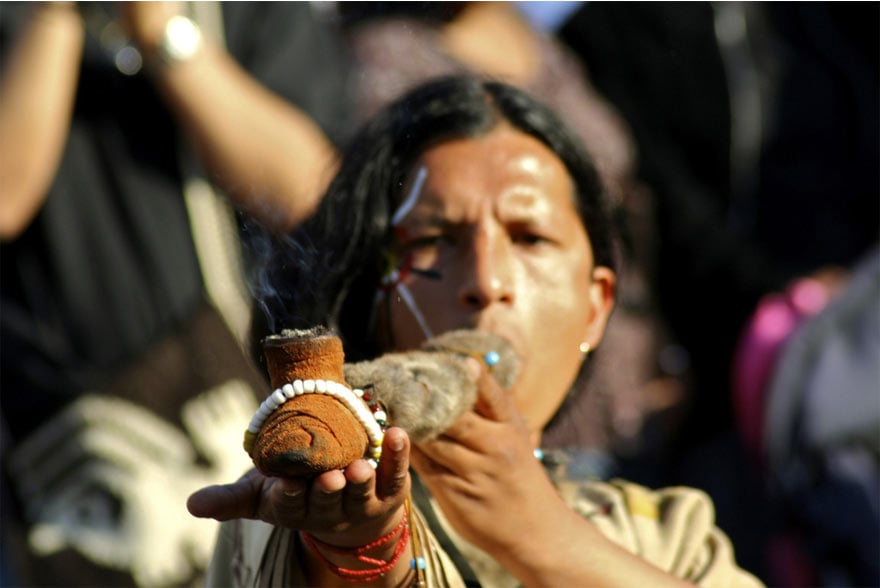 Imagen de un nativo norteamericano fumando la pipa de la paz