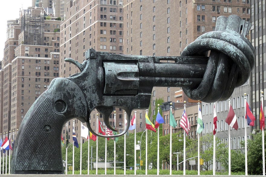 Imagen de una escultura de un revolver con el cañón anudado