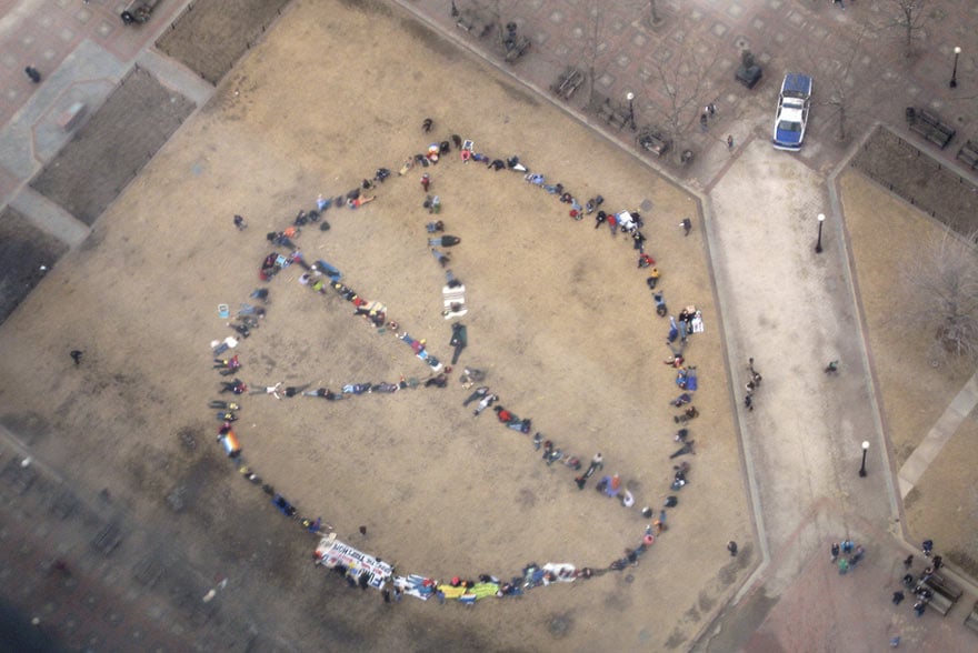 Vista aérea de una cadena humana formando el símbolo de la paz