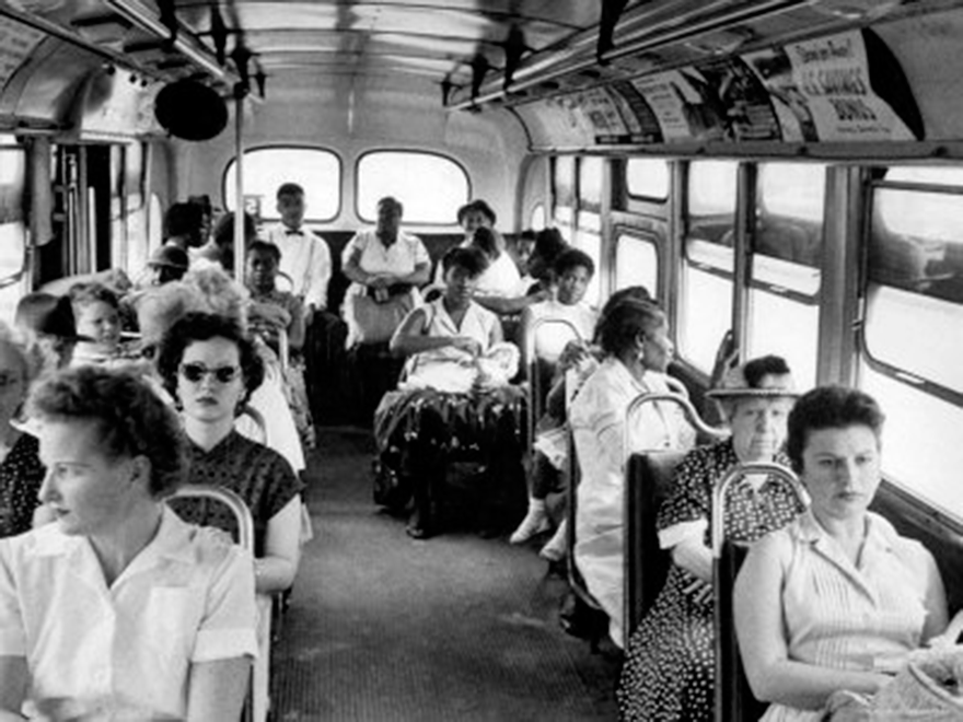  La segregación racial en los autobuses relegaba a la gente que no era blanca a la última fila de asientos --© UP/Corbis/Bettman