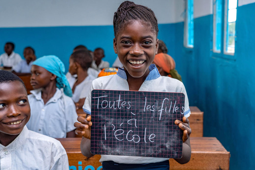 Imagen de una niña en la escuela