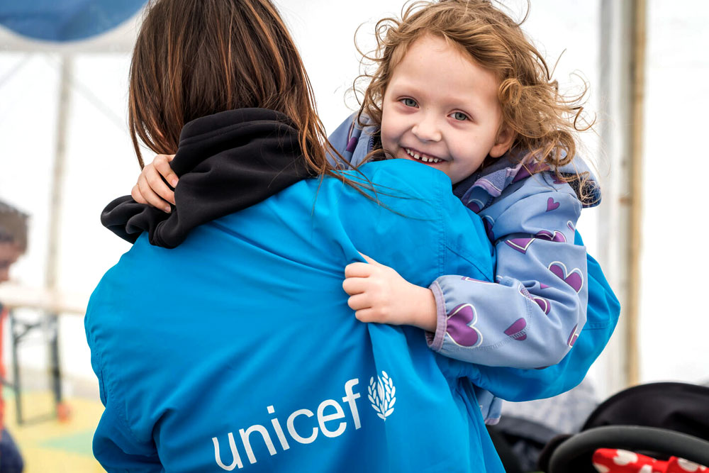Imagen de una niña en brazos