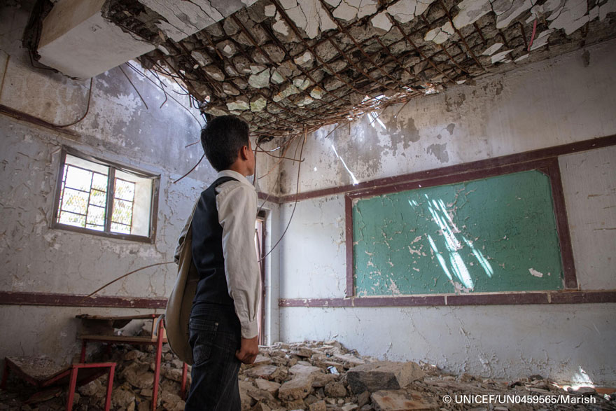 Un niño contempla las ruinas de su escuela en Hajjah