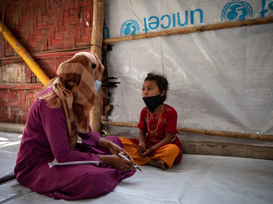 Imagen de Jamila con una psicóloga de UNICEF