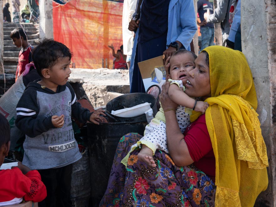 Imagen de Tarim abrazando a su hija