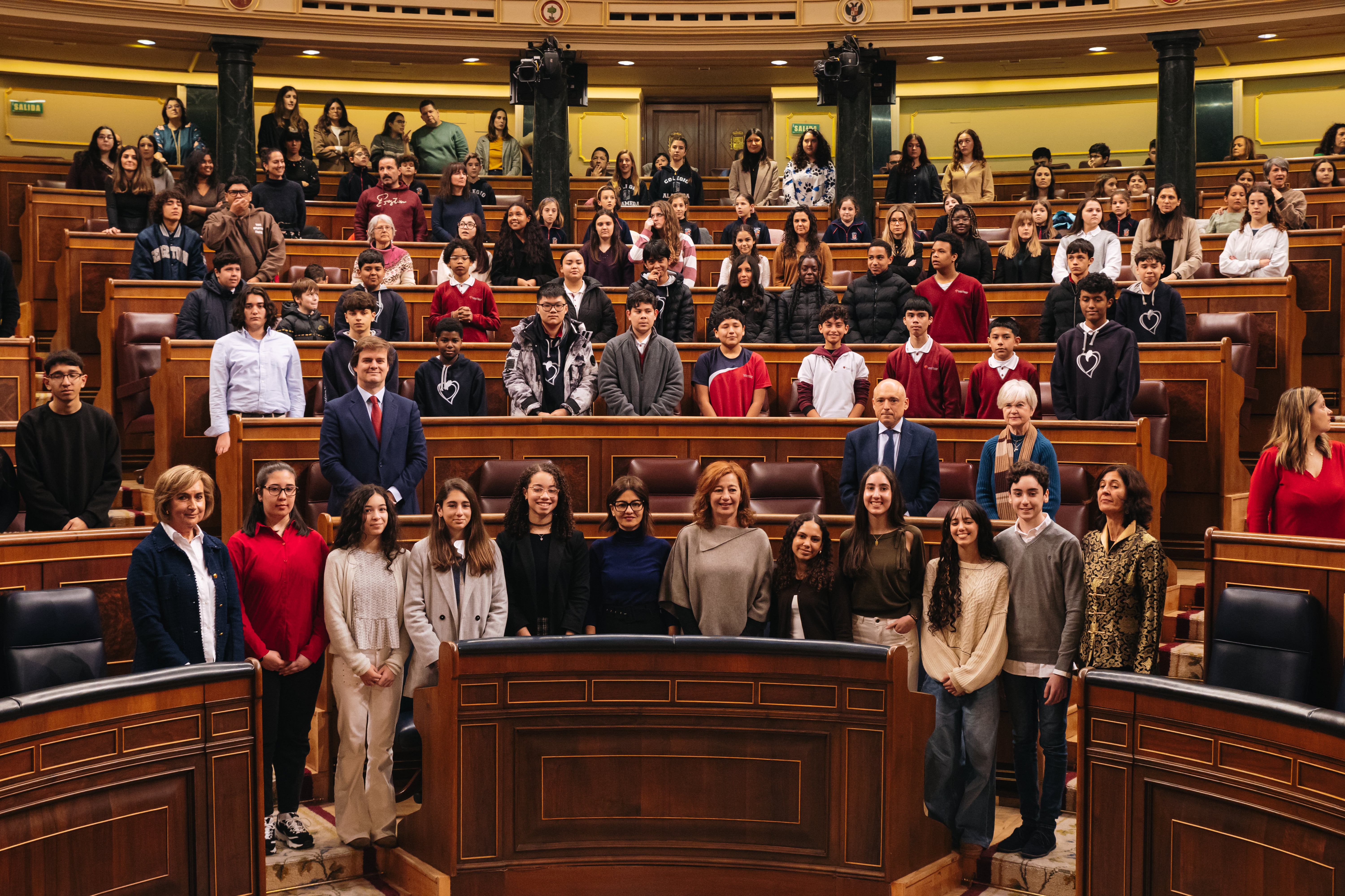 grupo de jóvenes en el Congreso de los diputados junto a ministros y ministras