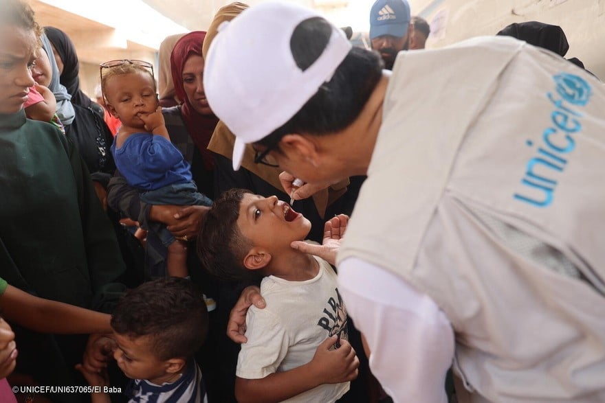 Un niño recibe la vacuna contra la polio