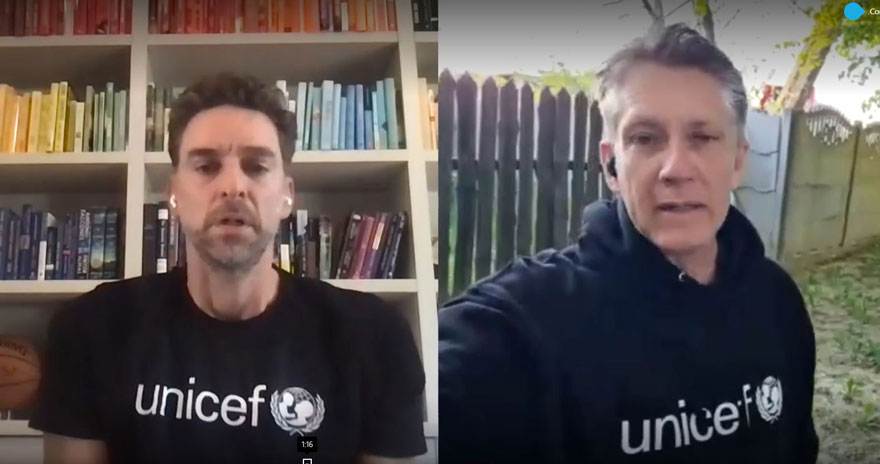 Pau Gasol y James Elder durante su conversación