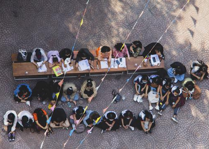 Vista aérea de niños y niñas en el patio de un colegio