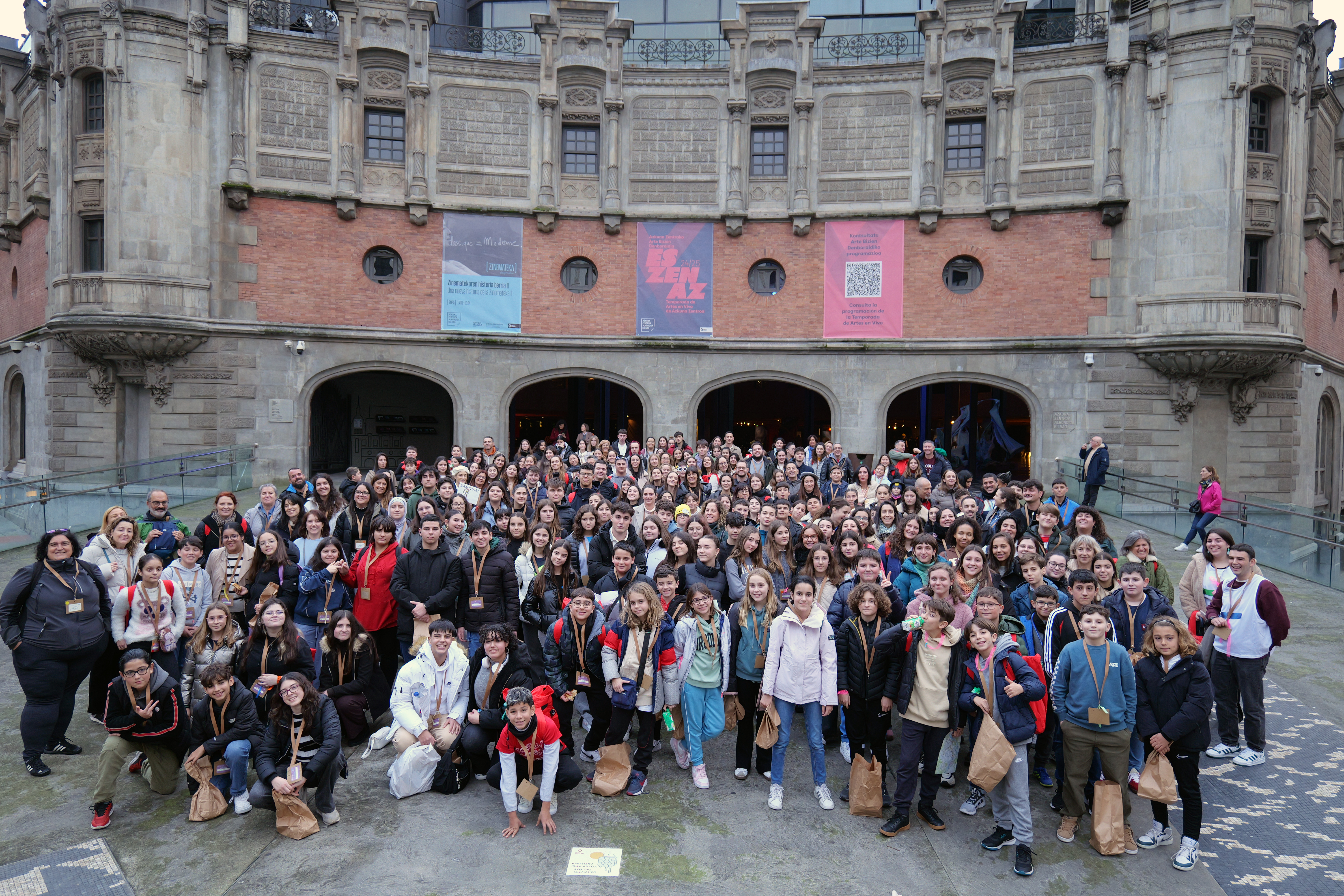 gran grupo de adolescentes en una plaza española