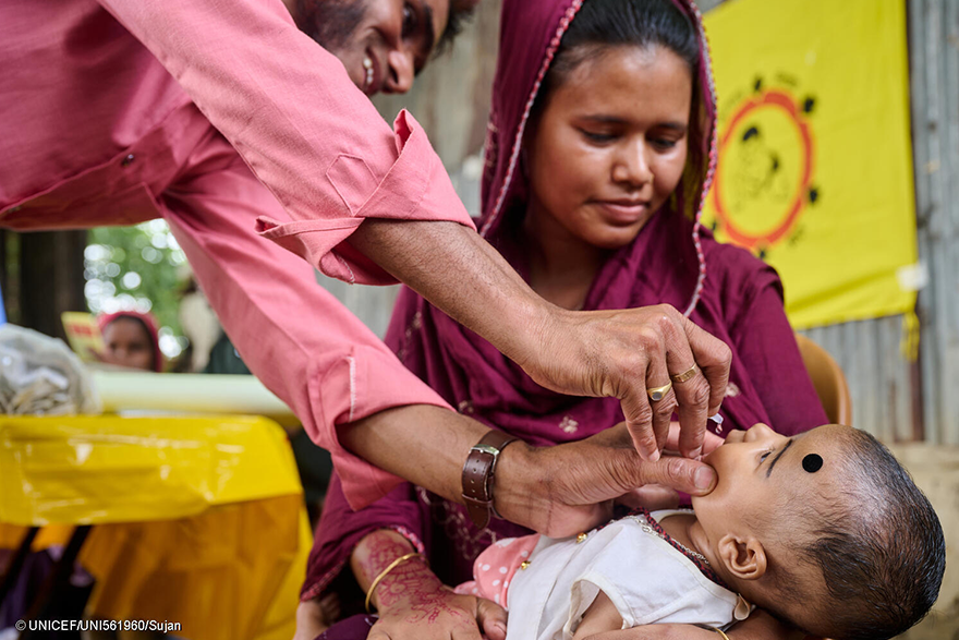 Bebé recibe una vacuna en Bangladesh