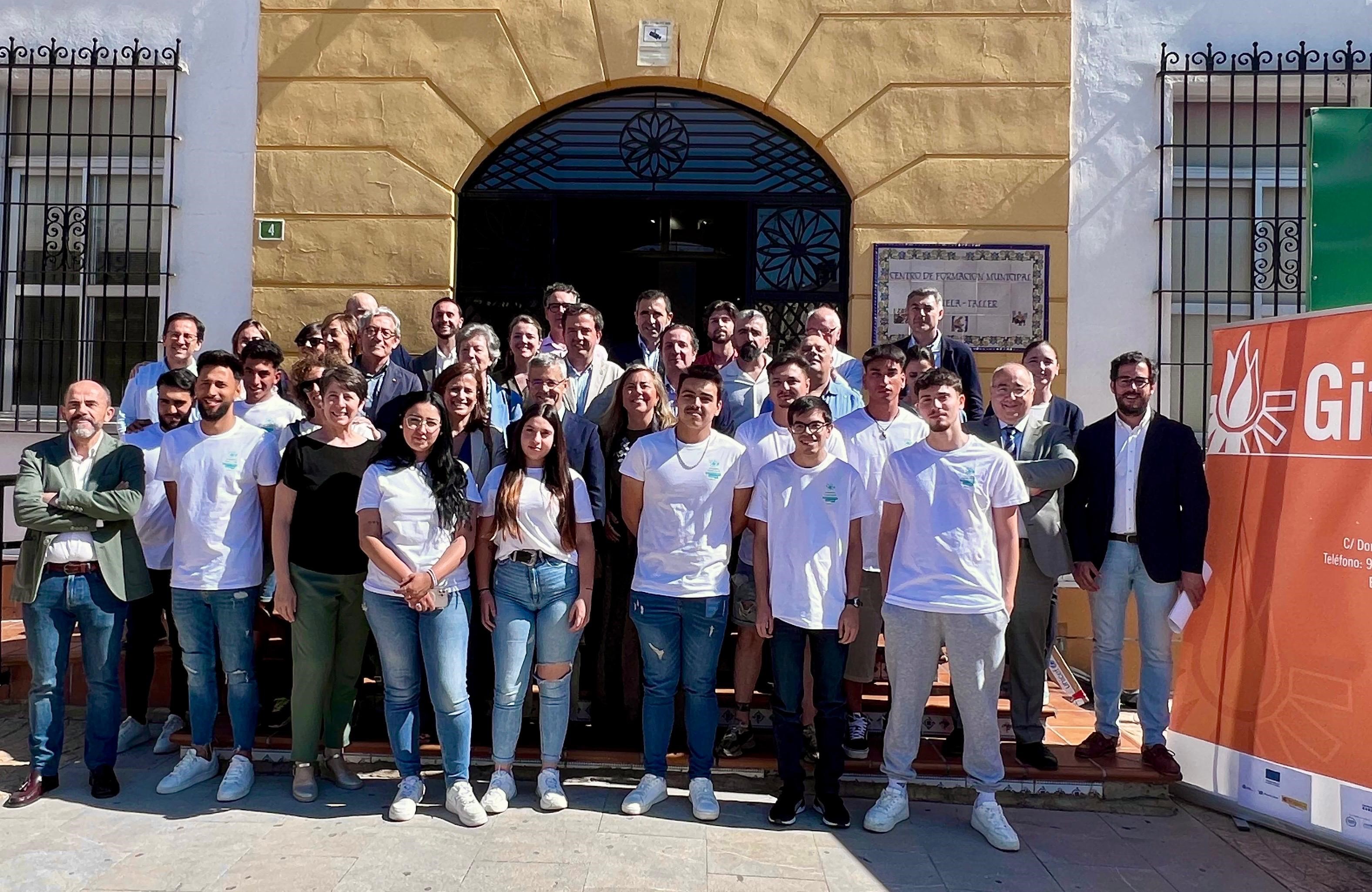 Jóvenes del programa y representantes de las entidades participantes