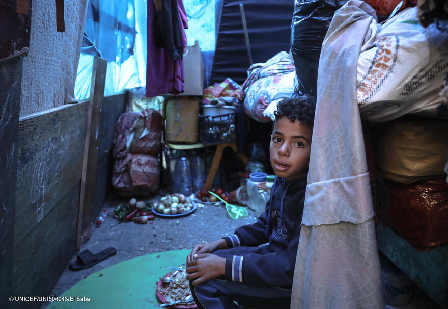El 19 de diciembre de 2023, Mohammed, de 10 años, está sentado en la tienda improvisada de su familia en un refugio para desplazados internos en Rafah, al sur de la Franja de Gaza. 