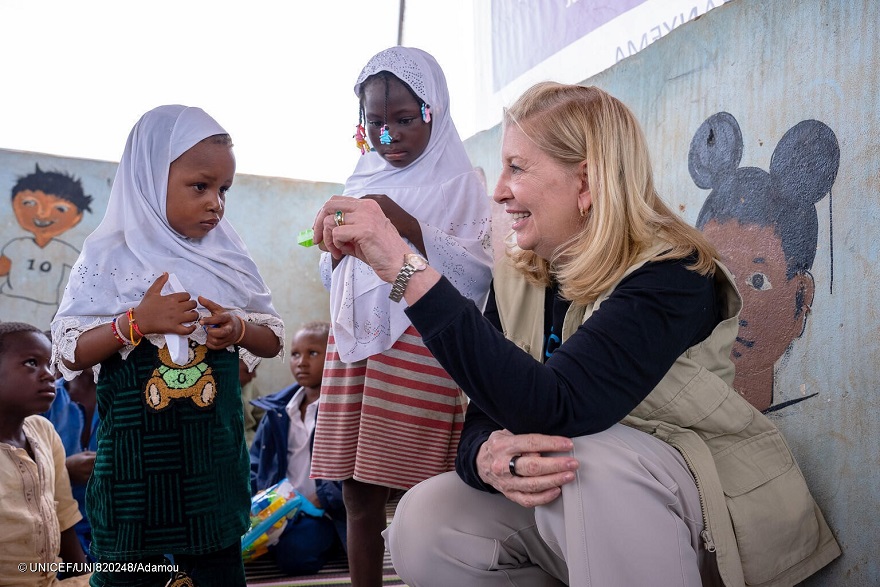 La directora ejecutiva de UNICEF visita el Sahel mientras la inseguridad y los desplazamientos siguen afectando a la infancia