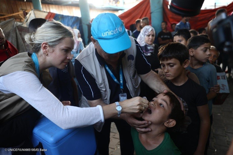 Personal de UNICEF vacuna a niños y niñas en Palestina