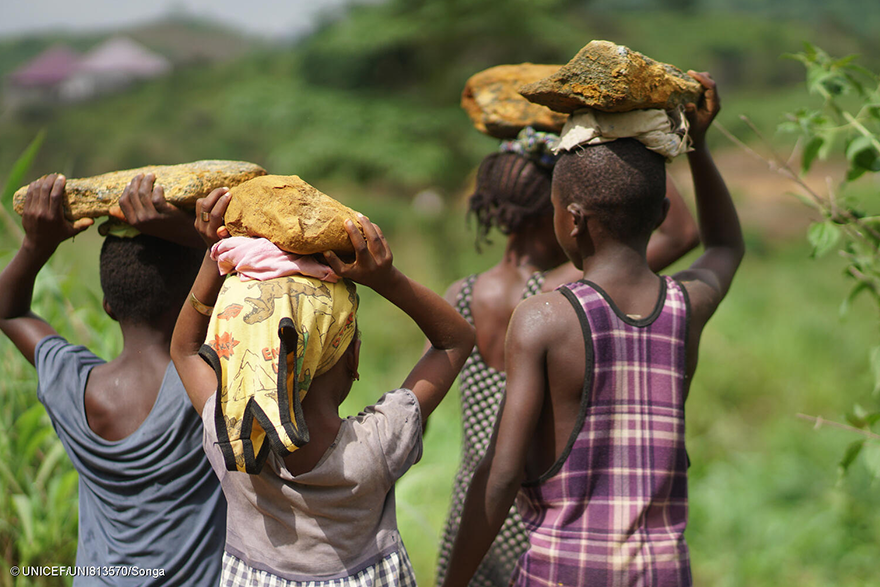 Niñas en Sierra leona trabajando