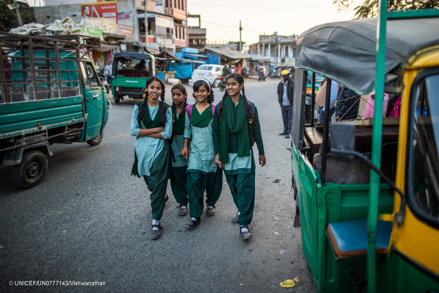 Jóvenes y adolescentes que lideran la promoción de la seguridad vial en Brasil e India, inspirando a otros a seguir su ejemplo y contribuyendo a un futuro más seguro para todos.