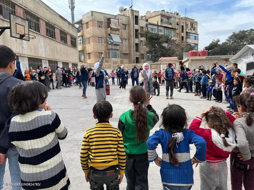 Voluntarios apoyados por UNICEF llevan a cabo primeros auxilios psicológicos y actividades recreativas para los niños afectados por el terremoto en una escuela convertida en refugio colectivo en la ciudad de Alepo, Siria, el 8 de marzo de 2023.