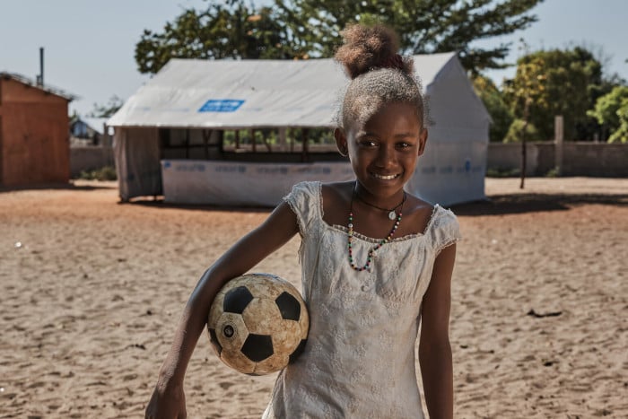 Rela con su balón en un espacio temporal apoyado por UNICEF.