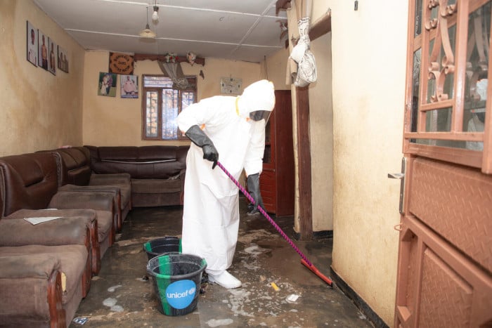 Un equipo interviene en la descontaminación de un hogar en Ituri, RDC.