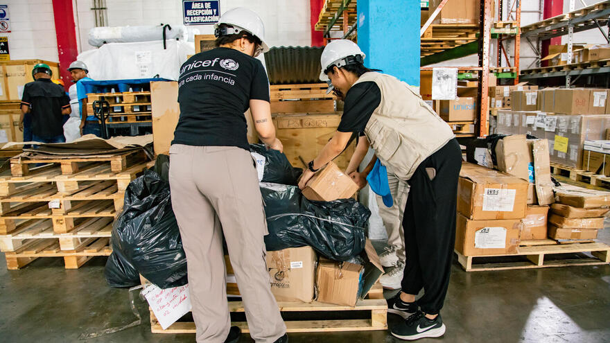 Personal de UNICEF gestionando el envío de suministros
