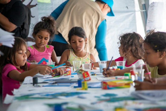 Niños y niñas en un espacio seguro en Venezuela