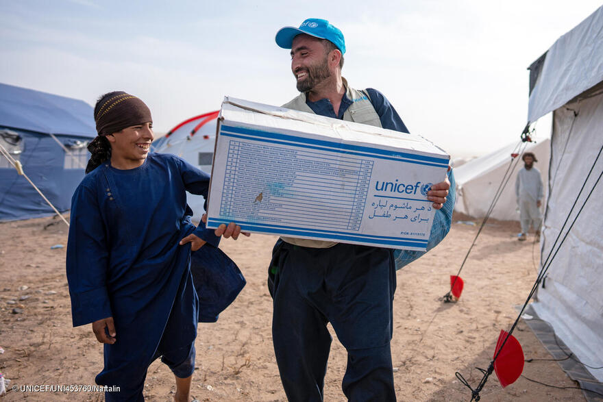 Personal de UNICEF entrega suministros de primera necesidad a los afectados por el terremoto
