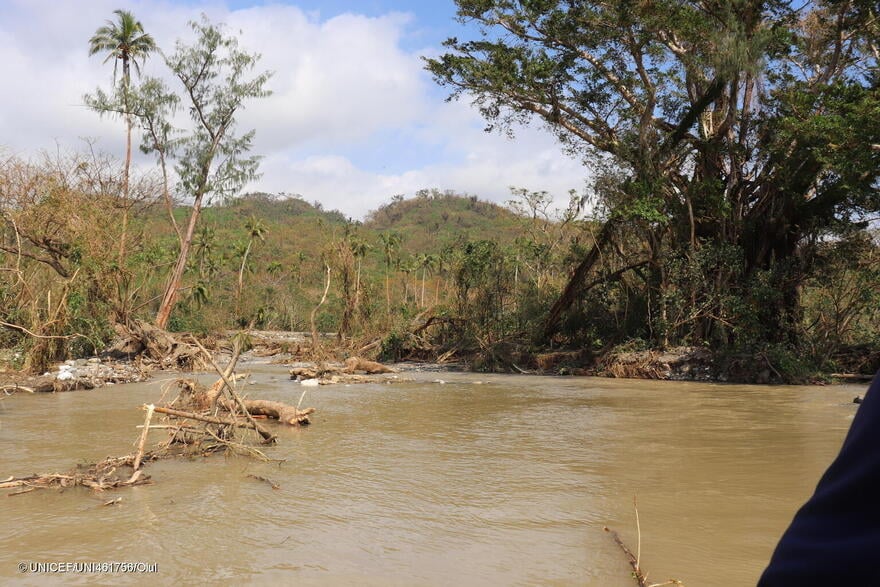 El 29 de octubre, los daños causados por el ciclón Lola en Melsisi, isla de Pentecostés, se suman a la destrucción causada por el ciclón Harold.