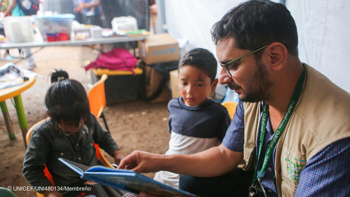 Óscar Maradiaga (dereita), especialista en protección, atende a nenos migrantes en Danlí, O Paraíso, na parte oriental do país centroamericano. © UNICEF/UNI480134/Membreño