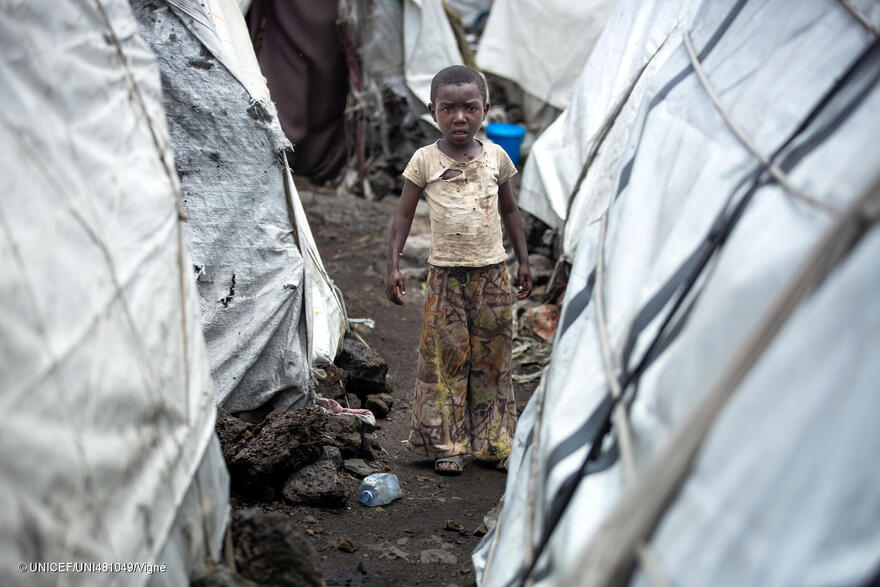 Un niño desplazado entra en un refugio improvisado en el asentamiento de desplazados internos de Lushagala, en la provincia de Kivu Norte