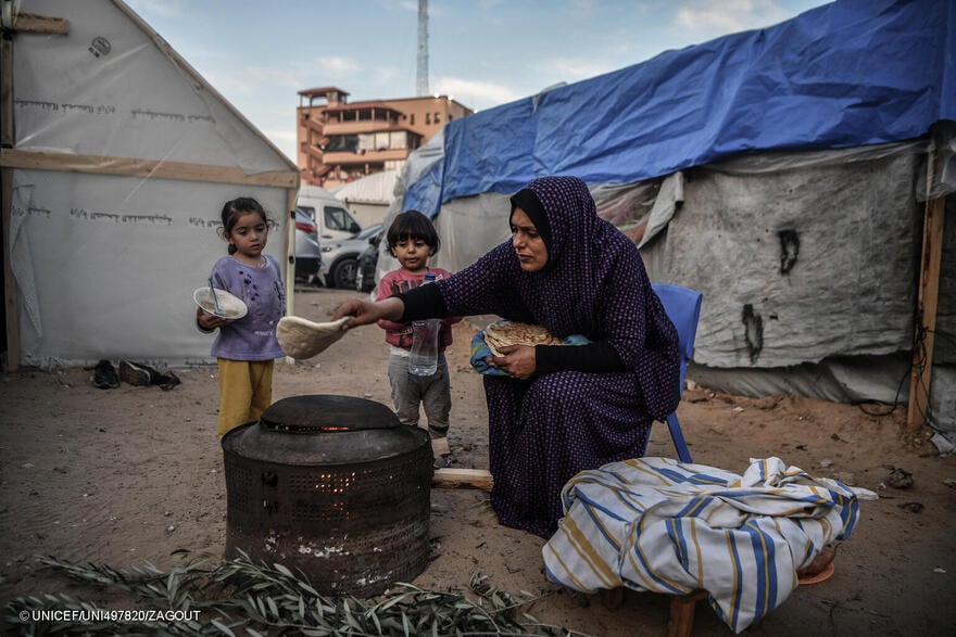Una madre cocina para sus hijos el poco alimento que tiene en la Franja de Gaza