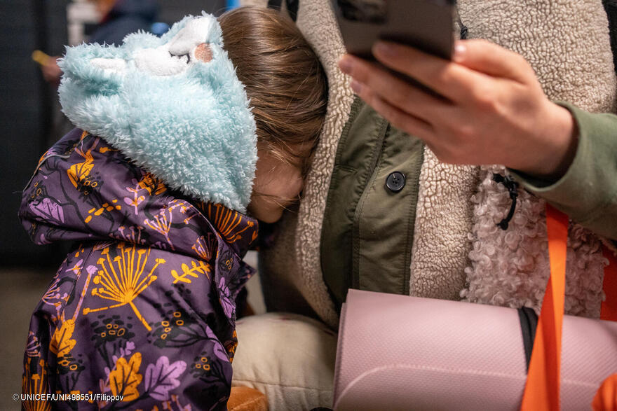 Una niña abraza a su madre mientras se esconde de los bombardeos en la estación de metro de Kiev.