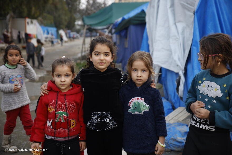 Niños en el campamento informal de Narlica, en Hatay, tras los dos devastadores terremotos que asolaron el sureste de Turquía.