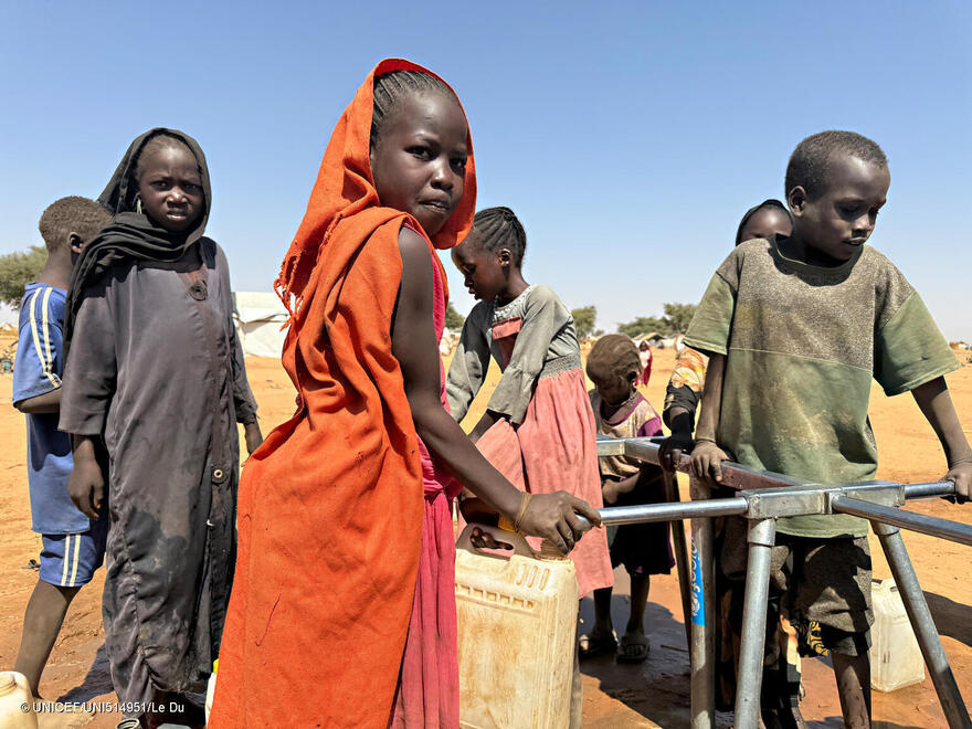 El 3 de febrero de 2024, unos niños recogen agua en un pozo de UNICEF dentro del asentamiento de refugiados de Adré, en Chad.